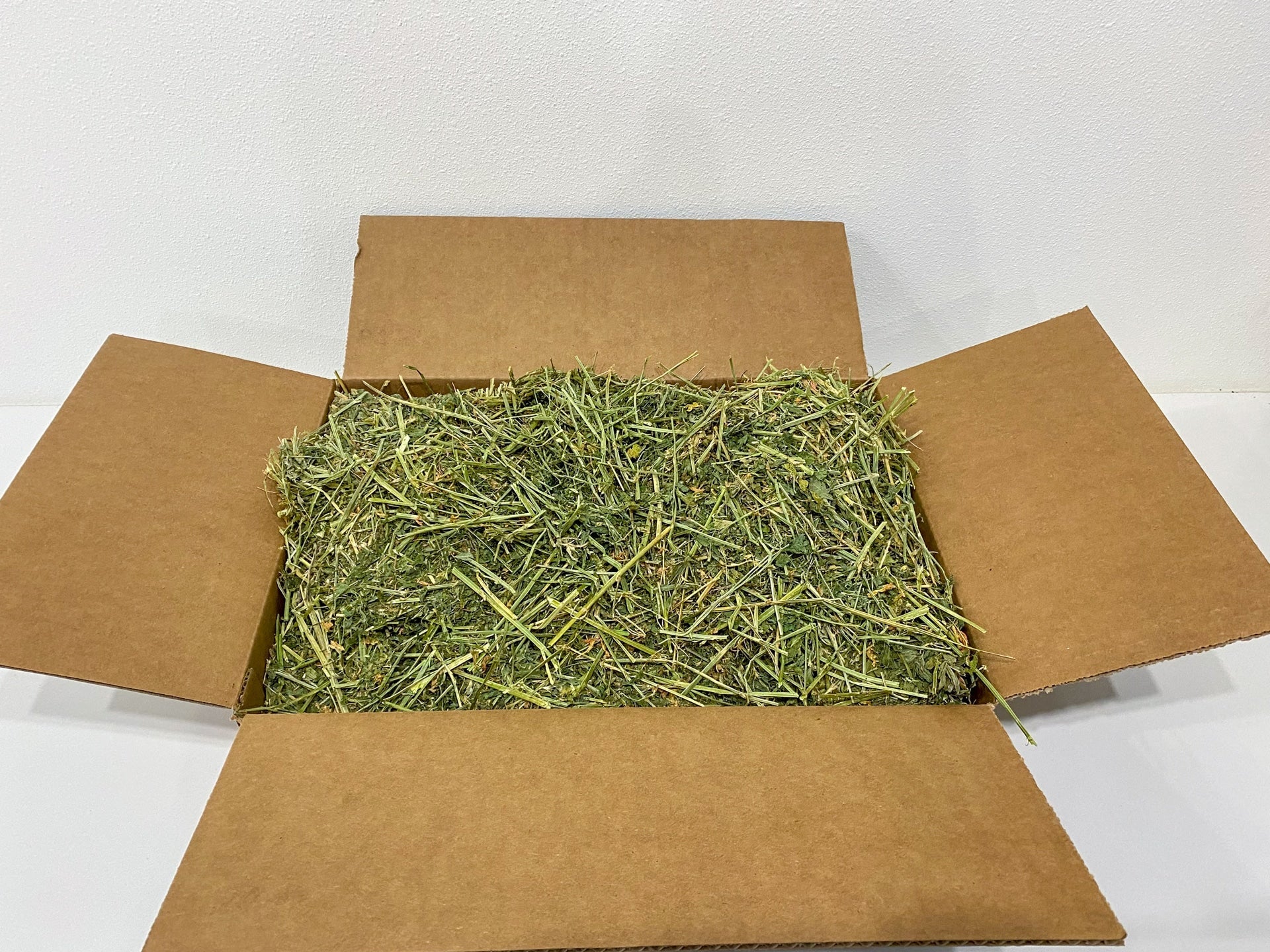 Organic Alfalfa Hay for Young, Pregnant & Nursing Pets | Blue